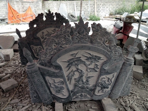 Phần thân cuốn thư đá chạm cây tùng
