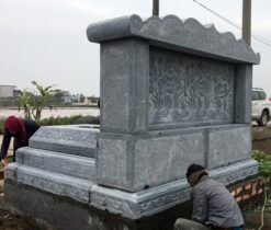 Phía sau lăng mộ bằng đá