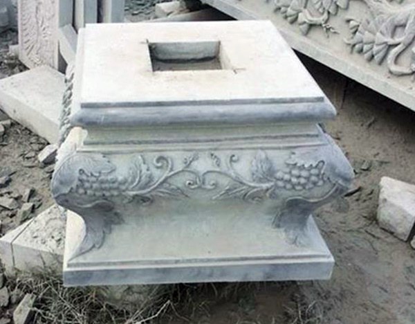 Chân cột vuông chạm nho