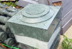 Chân cột nhà bằng đá xanh rêu
