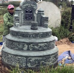 Mộ tròn bằng đá xanh rêu