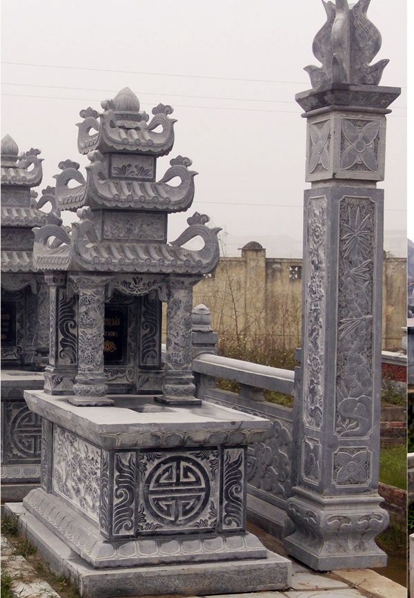 Lăng mộ đá 3 mái trong khu lăng