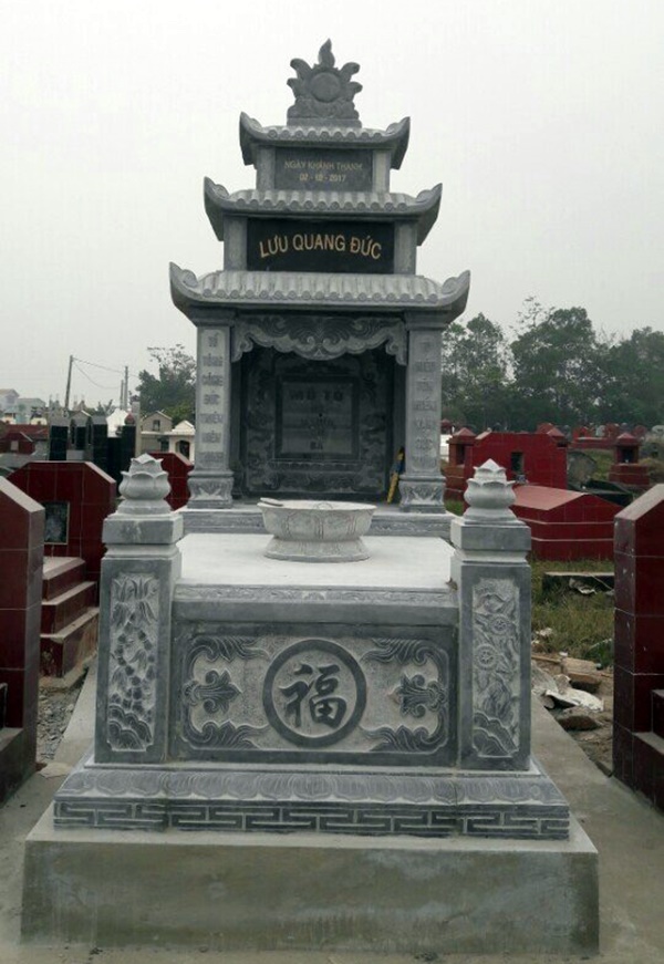 Mặt trước mộ đá 3 mái